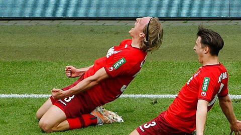 Sebastiaan Bornauw (l) und Noah Katterbach jubeln über den Siegtreffer, mit dem sich der 1. FC Köln auf den Relegationsplatz geschoben hat.
