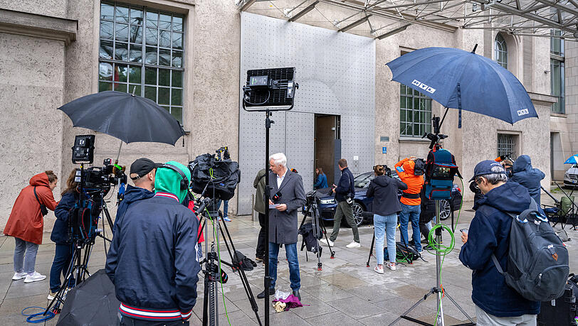 Journalisten warten vor Beginn des Sonder-Koalitionsausschuss vor dem Haupteingang der Staatskanzlei. Journalisten warten vor Beginn des Sonder-Koalitionsausschuss vor dem Haupteingang der Staatskanzlei.
