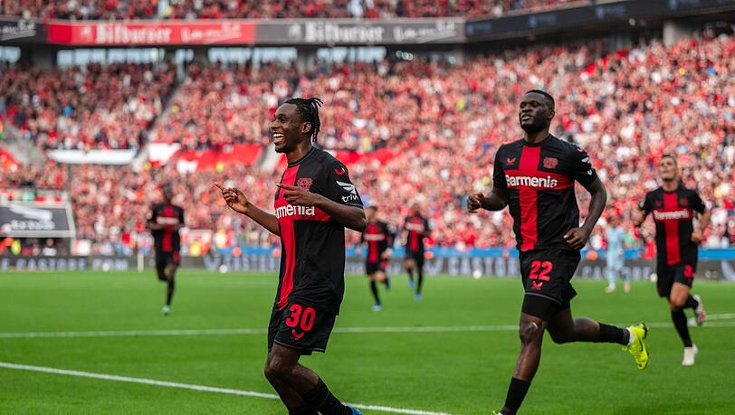 Jeremie Frimpong (l) machte mit seinem Tor zum Leverkusener 2:0 alles klar im Rhein-Derby.