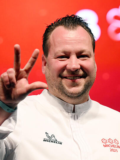 Im steht die Freude ins Gesicht geschrieben: Jan Hartwig. Schon 2023 hat er sich drei Sterne erkocht. Im steht die Freude ins Gesicht geschrieben: Jan Hartwig. Schon 2023 hat er sich drei Sterne erkocht.
