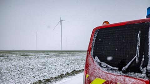 Die Feuerwehr wartet darauf, dass der abgeknickte Windrad-Fl&uuml;gel von selbst abf&auml;llt.