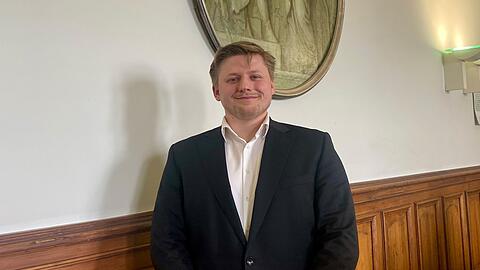 Der Satiriker Sebastian Hotz alias El Hotzo vor dem Urteilsspruch im Kammergericht Berlin.