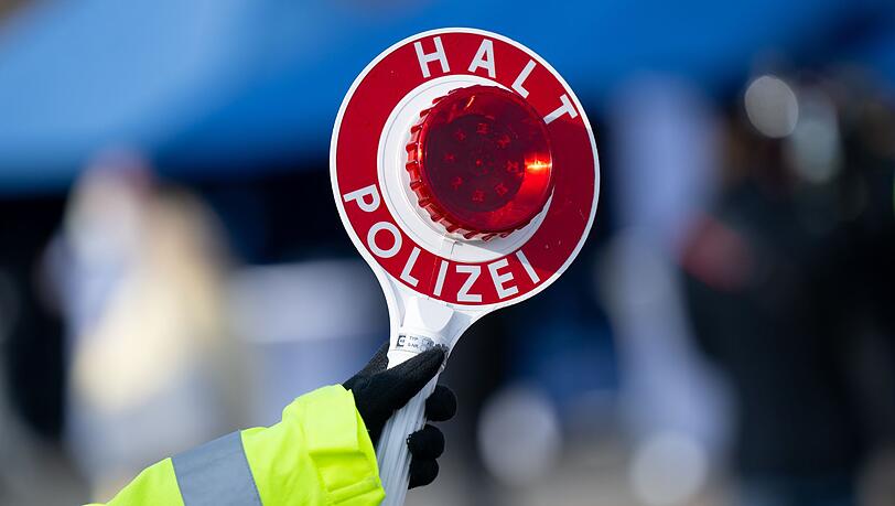 Die Grenzpolizei überführte den 55-Jährigen an der deutsch-österreichischen Grenze. (Symbolbild) Die Grenzpolizei überführte den 55-Jährigen an der deutsch-österreichischen Grenze. (Symbolbild)