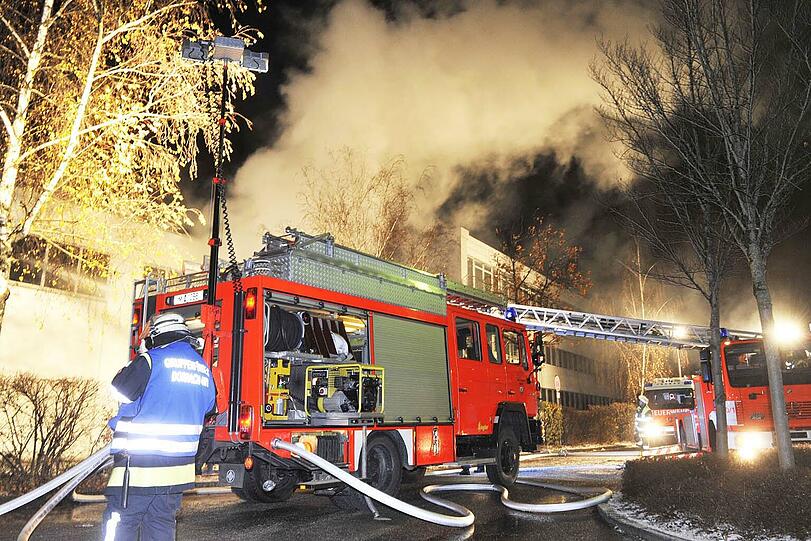 In einer Lagerhalle in Aschheim kam es am Dienstagabend zu einem Großbrand.