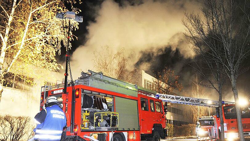 In einer Lagerhalle in Aschheim kam es am Dienstagabend zu einem Großbrand. In einer Lagerhalle in Aschheim kam es am Dienstagabend zu einem Großbrand.