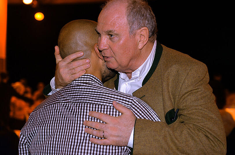 Bald sind sie wieder vereint: Pep Guardiola (l.) und Uli Hoeneß - hier auf der Meisterfeier im Mai 2014.