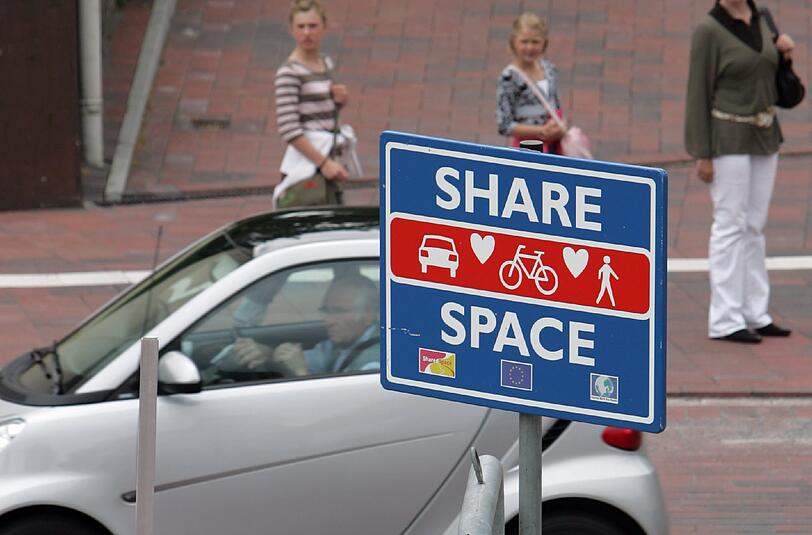 Shared Space in Garching: In der Bürgermeister-Hagn-Straße wird künftig auf Schilder, Ampeln und getrennte Verkehrsräume für Autos, Radfahrer und Fußgänger verzichtet. Foto: Friso Gentsch