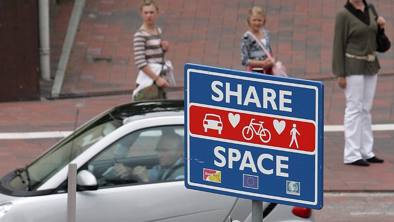 Shared Space in Garching: In der Bürgermeister-Hagn-Straße wird künftig auf Schilder, Ampeln und getrennte Verkehrsräume für Autos, Radfahrer und Fußgänger verzichtet. Foto: Friso Gentsch Shared Space in Garching: In der Bürgermeister-Hagn-Straße wird künftig auf Schilder, Ampeln und getrennte Verkehrsräume für Autos, Radfahrer und Fußgänger verzichtet. Foto: Friso Gentsch
