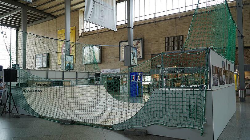 In der Schalterhalle des Münchner Bahnhofs dreht sich vom 21. Juni bis 4. Juli alles rund um das Thema Skateboarding.