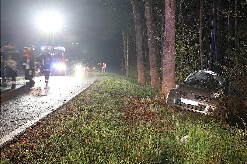 Am Montagabend verlor ein Fahranfänger im Landkreis Traunstein die Kontrolle über sein Auto und wurde gegen einen Baum geschleudert.
