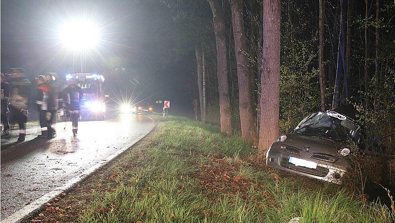 Am Montagabend verlor ein Fahranfänger im Landkreis Traunstein die Kontrolle über sein Auto und wurde gegen einen Baum geschleudert. Am Montagabend verlor ein Fahranfänger im Landkreis Traunstein die Kontrolle über sein Auto und wurde gegen einen Baum geschleudert.