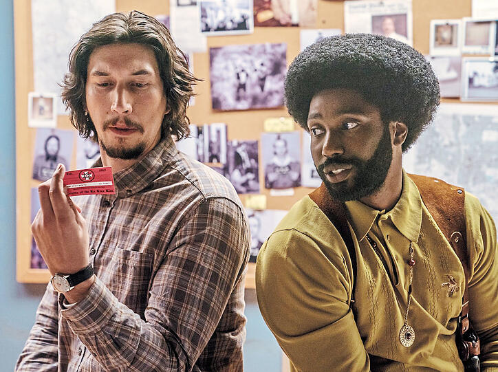 Sie (Adam Driver und John David Washington) haben es als Polizeikollegen im Doppelpack geschafft: Flip hat den Mitgliedsausweis des Ku-Klux-Klans bekommen.