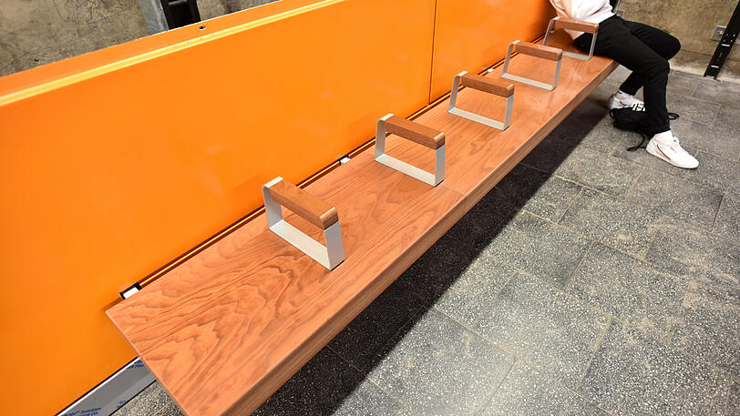 Die neuen Bänke am Marienplatz. Kritiker sehen ihn ihnen "hostile architecture".