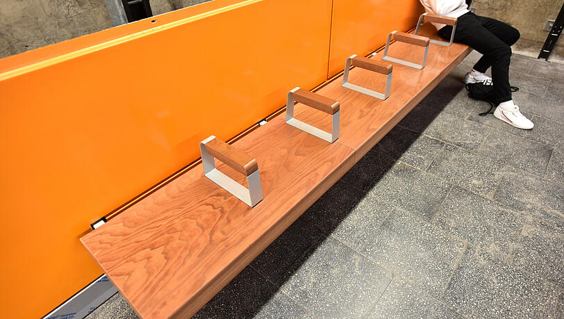 Die neuen Bänke am Marienplatz. Kritiker sehen ihn ihnen "hostile architecture". Die neuen Bänke am Marienplatz. Kritiker sehen ihn ihnen "hostile architecture".