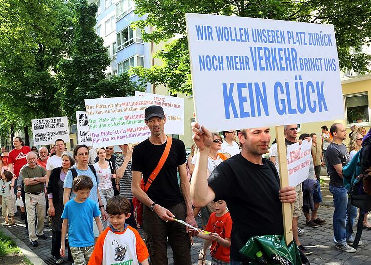 "Stoppt das Monster": Bisher demonstrierten Anwohner vom Josephsplatz gegen den Bau der Tierfgarage. Jetzt rücken die Bohrer an