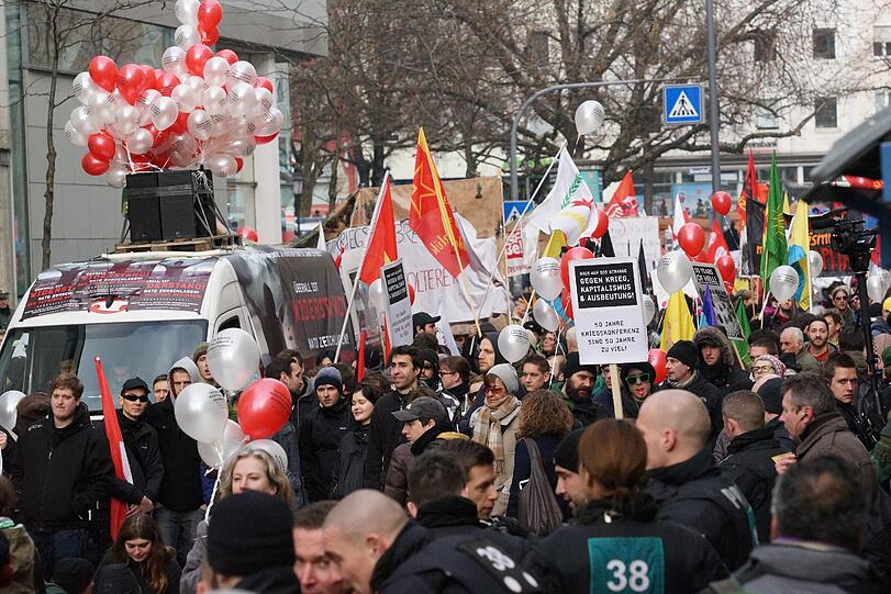 Rund 2500 Demonstranten protestieren gegen die Münchner Sicherheitskonferenz.