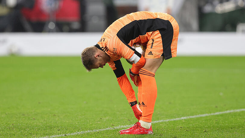 Manuel Neuer hatte beim Spiel in Dortmund mit Sprunggelenksproblemen zu kämpfen. Manuel Neuer hatte beim Spiel in Dortmund mit Sprunggelenksproblemen zu kämpfen.