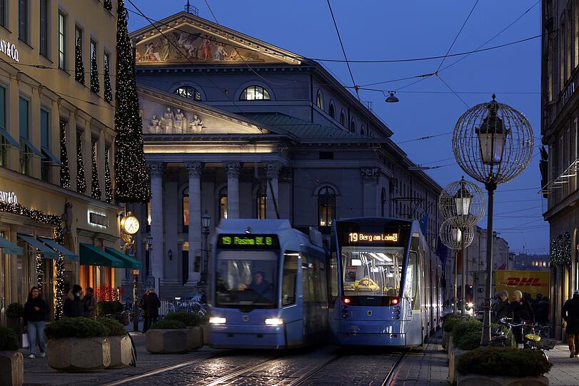 Blauer Himmel, blaue Trambahnen: blaue Stunde!
