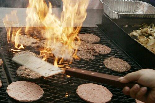 Fleisch, Fett und Feuer: So werden Burger gemacht