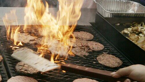 Fleisch, Fett und Feuer: So werden Burger gemacht Fleisch, Fett und Feuer: So werden Burger gemacht