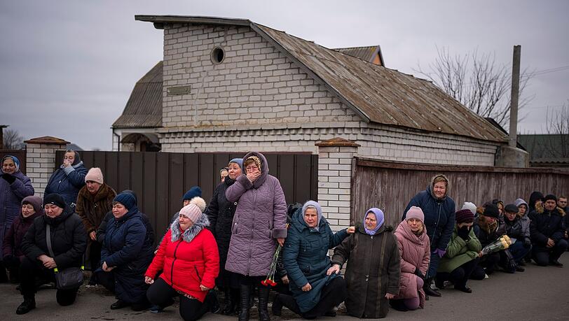 Trauernde bei der Beerdigung des Soldaten Oleksandr Maksymenko in Knjaschytschi. Der Zivilist hatte sich als Freiwilliger bei den ukrainischen Streitkräften zum Dienst an der Waffe gemeldet und wurde im Gebiet Bachmut getötet.