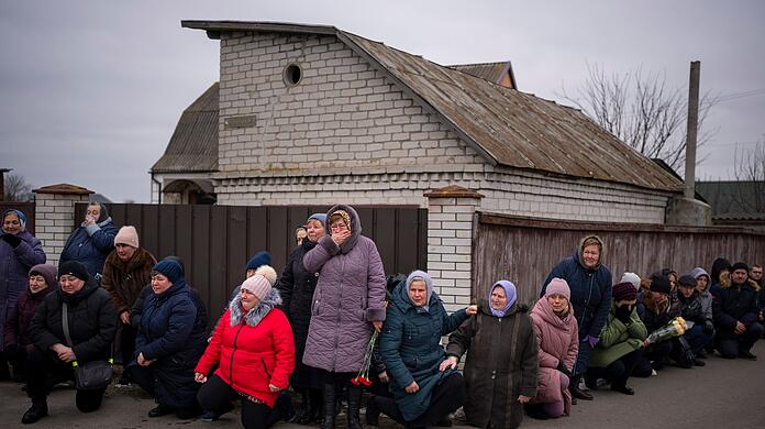 Trauernde bei der Beerdigung des Soldaten Oleksandr Maksymenko in Knjaschytschi. Der Zivilist hatte sich als Freiwilliger bei den ukrainischen Streitkräften zum Dienst an der Waffe gemeldet und wurde im Gebiet Bachmut getötet.