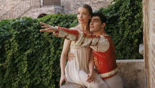 Schmacht: Lucia Lacarra (Julia) und Marlon Dino (Romeo) in Verona. Schmacht: Lucia Lacarra (Julia) und Marlon Dino (Romeo) in Verona.
