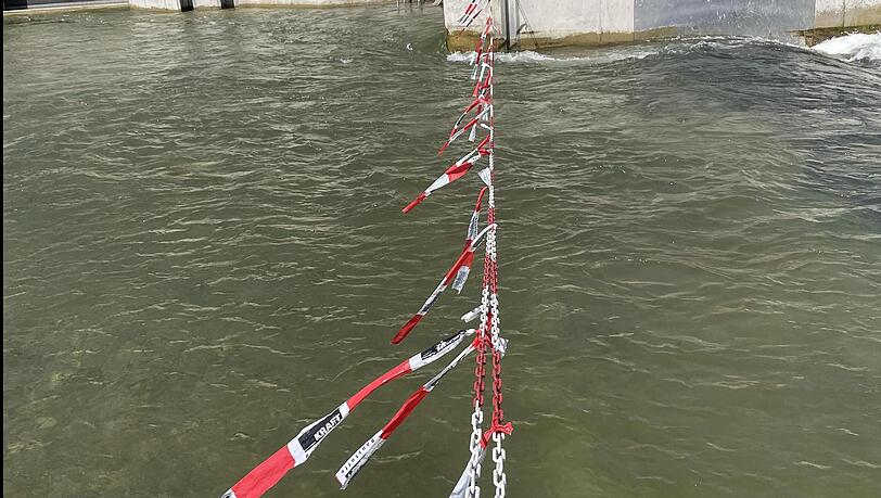 Die Rettungsleine kurz vor der Wehrkante. Die Rettungsleine kurz vor der Wehrkante.