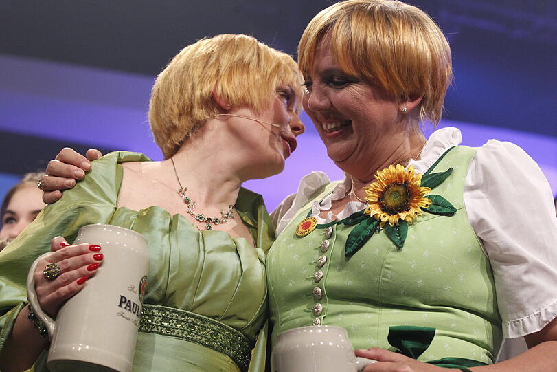 Ganz unter sich: Claudia Roth (r.) von den Grünen mit ihrem Double.
