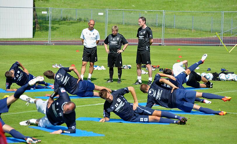 Unter der Beobachtung des Trainerteams machen sich die Löwen warm.