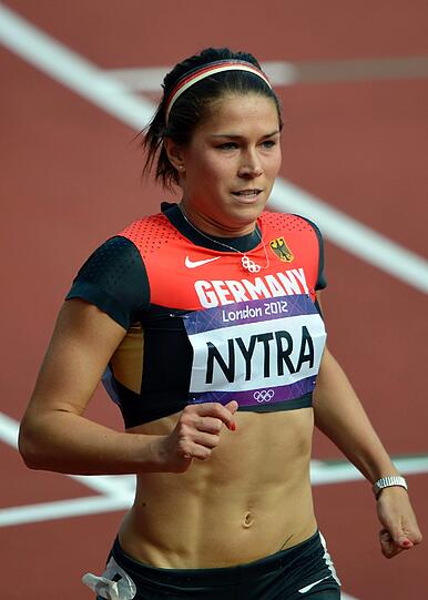 VERY BRITISH: Hürdenläuferin Carolin Nytra ist seit ihrer Ankunft
in London entzückt vom britischen Humor. Am Dienstag stand sie
länger als eine Minute vor einem Aufzug im Olympischen Dorf und war
verwundert, als dieser sich bei ihr entschuldigte. &bdquo;Entschuldigung,
dass Sie warten mussten'', teilte der Aufzug Nytra mit. 

 Hier geht's zum Tweet