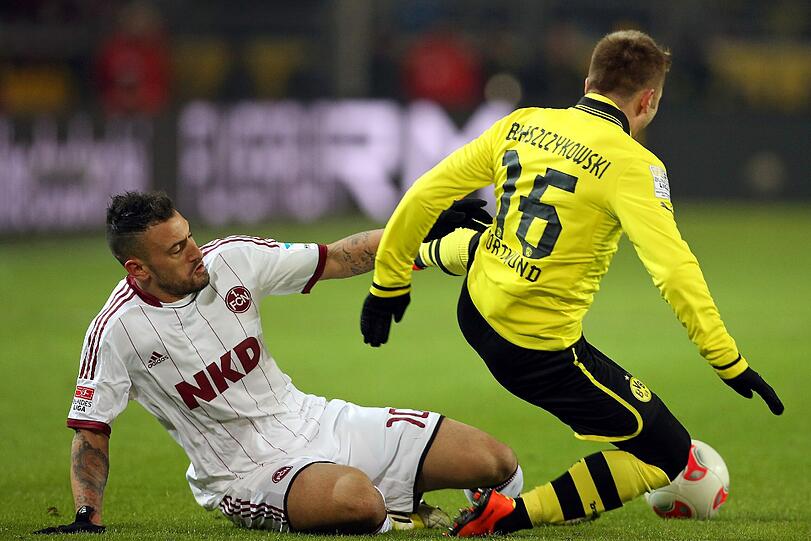 Timo Gebhart vom 1. FC Nürnberg (l.) und Jakub Blaszczykowski von Borussia Dortmund kämpfen um den Ball.