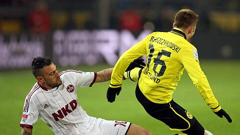 Timo Gebhart vom 1. FC Nürnberg (l.) und Jakub Blaszczykowski von Borussia Dortmund kämpfen um den Ball.
