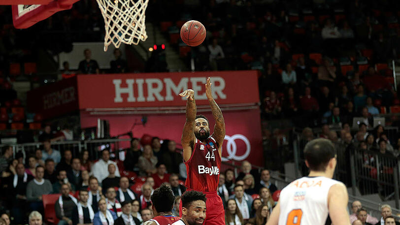 Kapitän Bryce Taylor rettet Bayern mit einem Dreier in der Schlusssekunde gegen Ulm in die Verlängerung. Dort gibt es Grund zum Jubel.