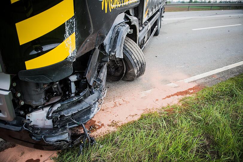 Ein 48-Jähriger stirbt bei einer Frontalkollision mit einem Lkw.