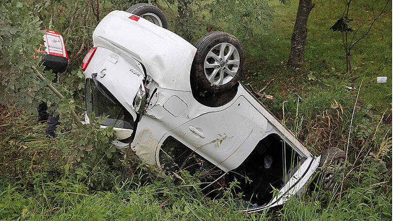 Die Frau wurde in ihrem Fahrzeug eingeklemmt und musste von der Feuerwehr aus dem Auto befreit werden, ihr Sohn auf dem Beifahrersitz konnte den Wagen selbstständig verlassen.