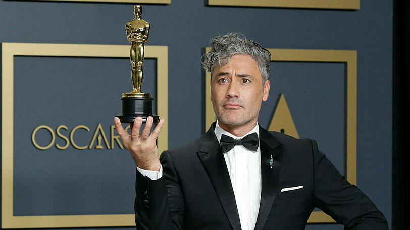 Taika Waititi mit seinem Oscar für das beste adaptierte Drehbuch
