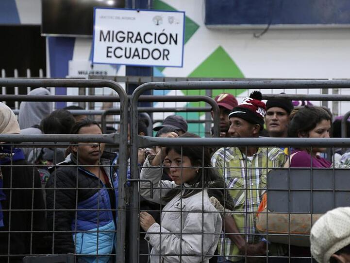 Wartende Venezolaner nach dem Überschreiten der Grenze von Kolumbien nach Ecuador.