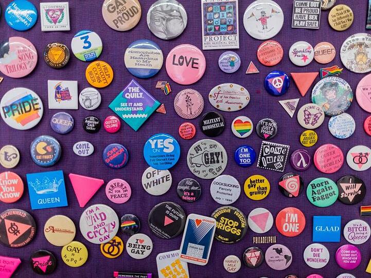 Eine Sammlung verschiedener LGBTQ-Buttons.