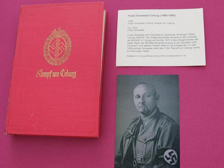 Ein Foto von Franz Schwede und sein Buch "Kampf um Coburg" in der Ausstellung "Schuld und Sühne?". Foto: Staatsarchiv Coburg