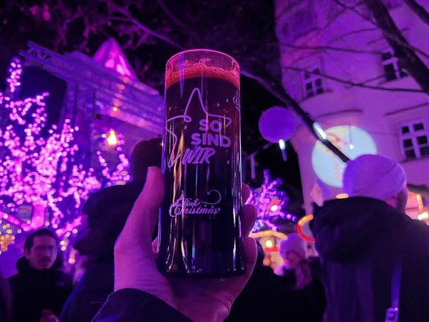 Die Beleuchtung ist pink, das Glas regenbogenfarben. Die Beleuchtung ist pink, das Glas regenbogenfarben.