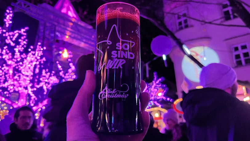 Die Beleuchtung ist pink, das Glas regenbogenfarben. Die Beleuchtung ist pink, das Glas regenbogenfarben.