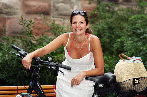 Immer mehr Nürnberger steigen aufs Fahrrad um: Auch Tanja (27, gr. Foto) sind die Spritkosten viel zu hoch. In Nürnberg fährt sie alle Strecken mit dem Fahrrad. Nur bei längeren Wegen setzt sie sich noch ins Auto.