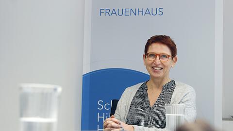 Claudia Heyne ist Abteilungsleiterin für Öffentlichkeitsarbeit und des "Rund-um-die Uhr-Telefons" bei der Frauenhilfe. Die Organisation betreibt vier Frauenhäuser in München, eines davon im Landkreis.