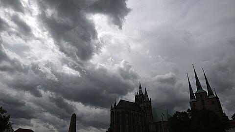 Blick auf den Erfurter Domplatz. Nach einem Montag mit starken Unwettern bleibt es am Dienstag wolkig, dafür wird es etwas milder.