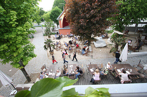 Blick von der Terrasse: Allein der Biergarten bietet 700 Gästen Platz. Hier lassen sich exotische Cocktails ebenso stilecht genießen wie Tittinger Weißbier.