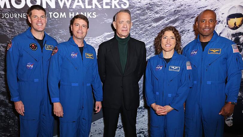 Tom Hanks (Mitte) hat die Crew der Artemis II schon mehrfach getroffen.