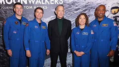 Tom Hanks (Mitte) hat die Crew der Artemis II schon mehrfach getroffen.