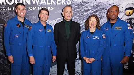 Tom Hanks (Mitte) hat die Crew der Artemis II schon mehrfach getroffen.