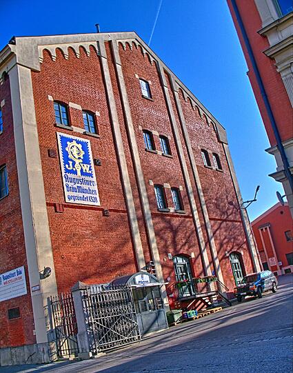 45. Das J. W. im Firmenlogo der Augustiner-Brauerei steht für Josef Wagner, den Sohn der Familie Wagner, die die Brauerei 1829 erwarb.